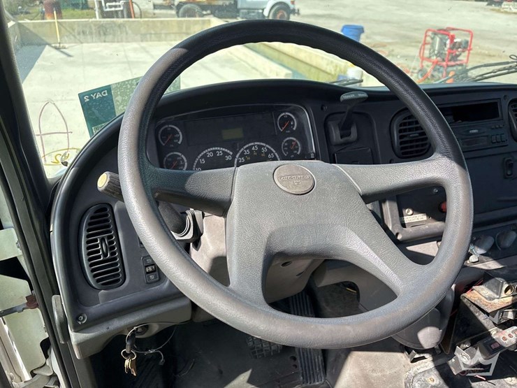 2007-freightliner-m2-106-image-37
