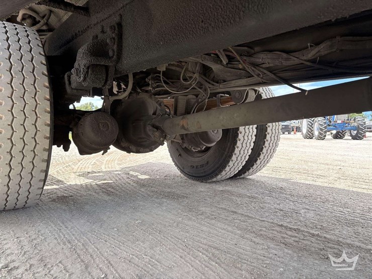 2007-freightliner-m2-106-image-26