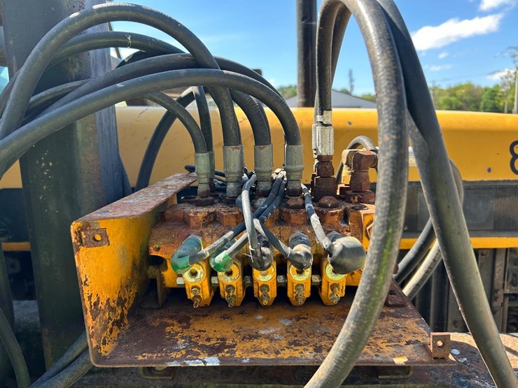 new-holland-8240-image-17