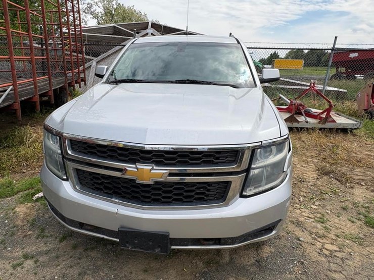 2015-chevrolet-suburban-image-4
