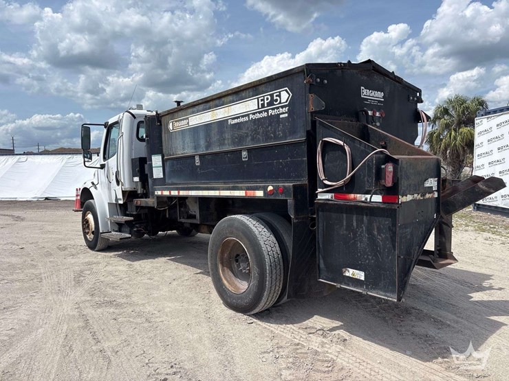 2007-freightliner-m2-106-image-4