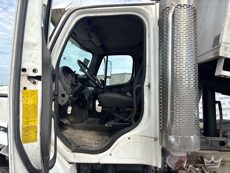 2007-freightliner-m2-112-tri-axle-dump-truck-image-31