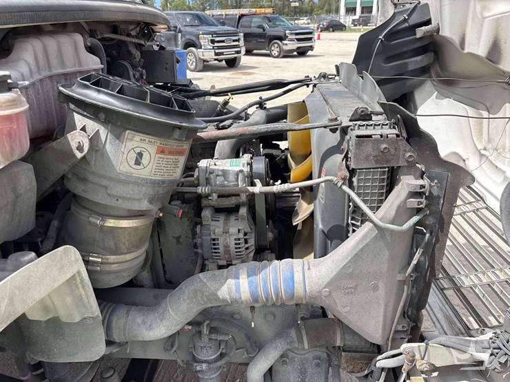 2007-freightliner-m2-106-image-10