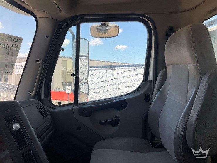 2014-freightliner-114sd-image-21