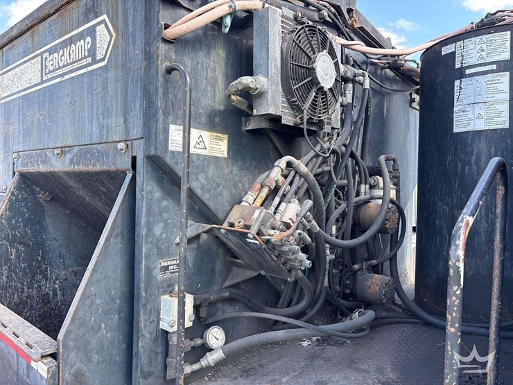 2007-freightliner-m2-106-image-29