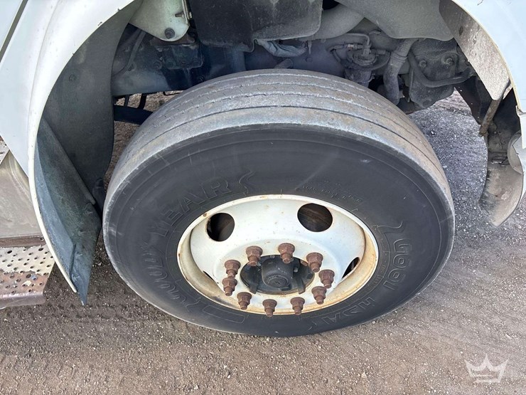 2007-freightliner-m2-106-image-38