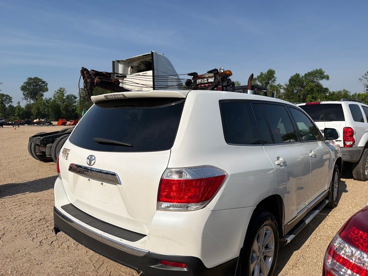 2011-toyota-highlander-image-3