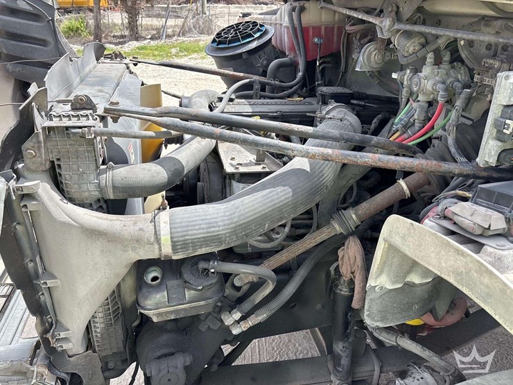 2007-freightliner-m2-106-image-11