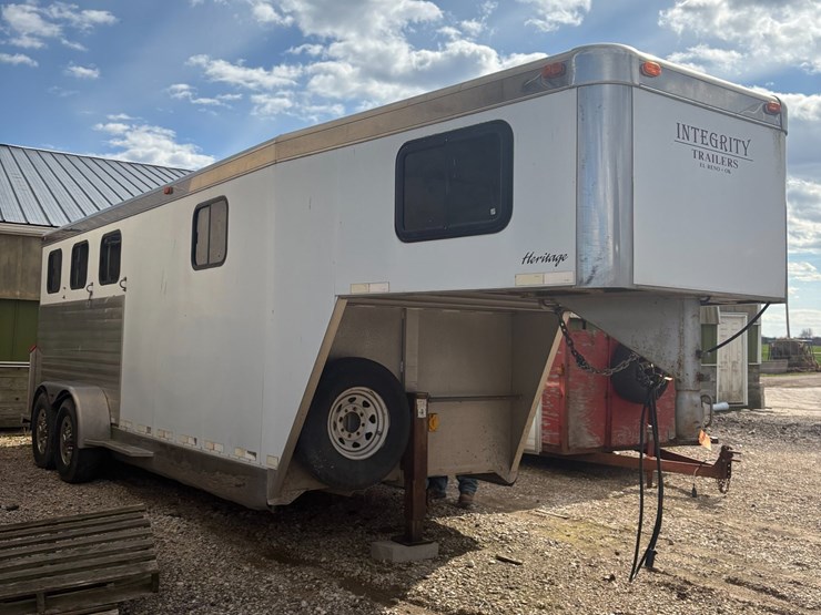 #370-•-20'-horse-gooseneck-trailer-(title-in-delay)-(denmark,-wi)-image-3