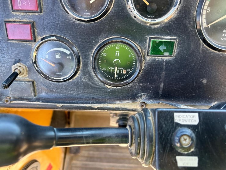 moxy-6225b-rock-truck-image-21