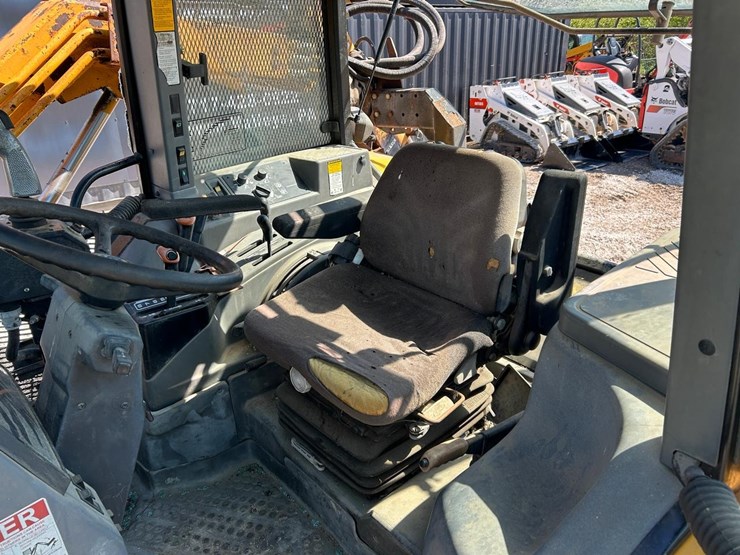 new-holland-8240-image-28