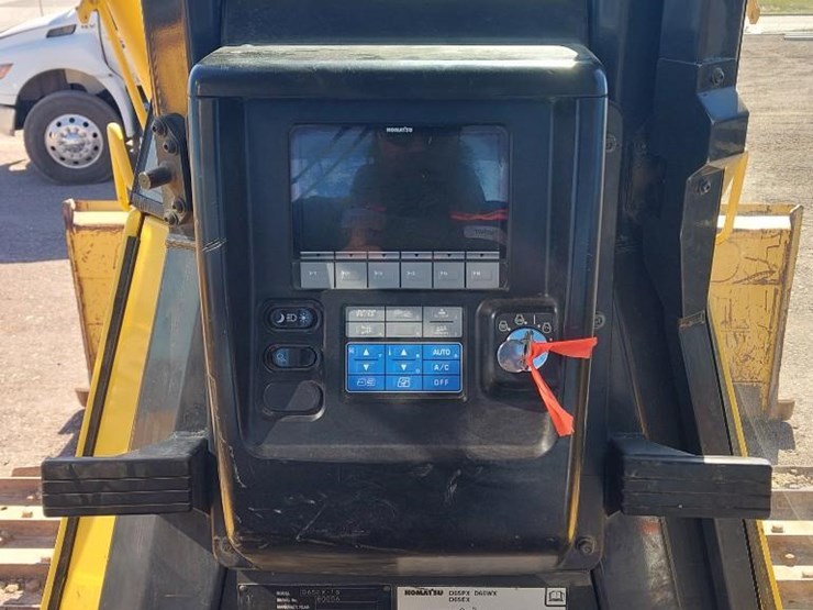 2011-komatsu-d65ex-16-image-26