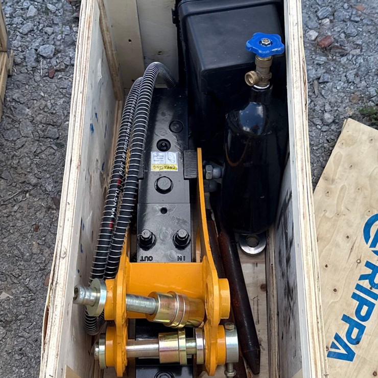 BREAKER /HAMMER EXCAVATOR ATTACHMENT