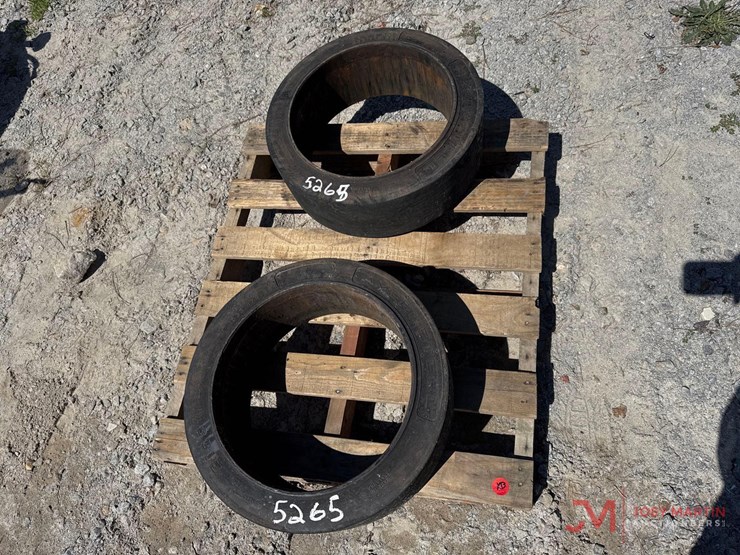 solid-forklift-tires,-21x7x15-image-1