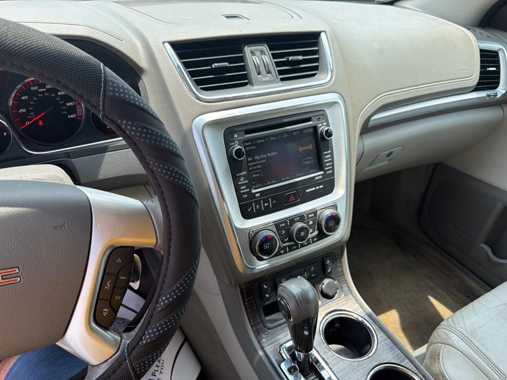 2013-gmc-acadia-image-10