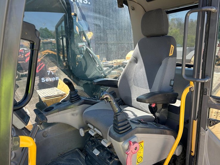 volvo-ec220dlc-excavator-image-21