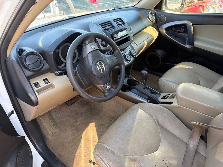 2012-toyota-rav4-image-8