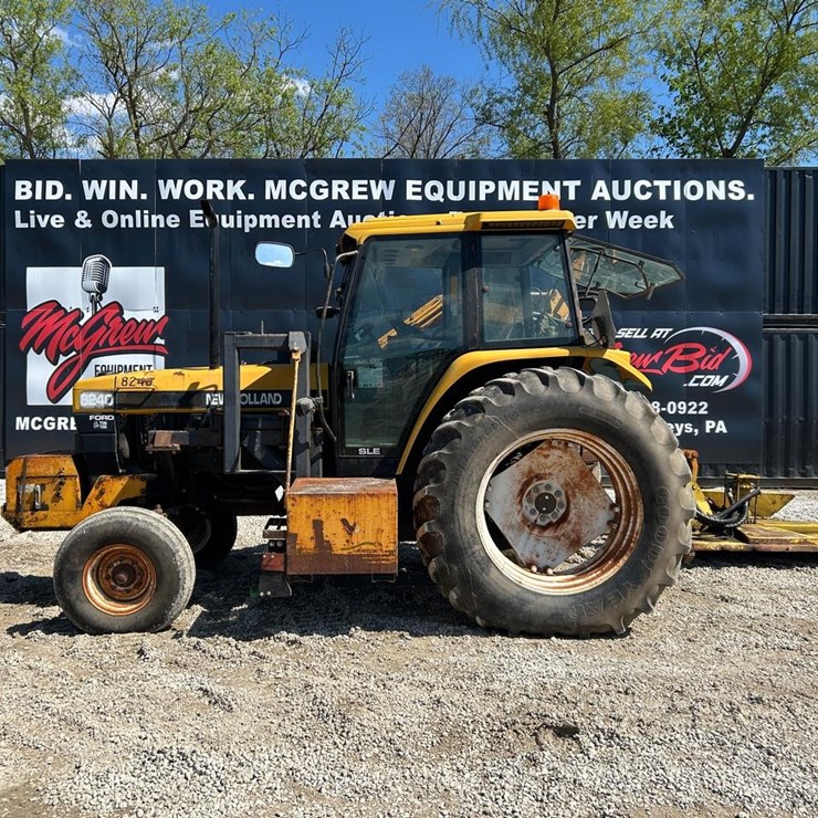 NEW HOLLAND 8240