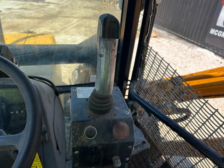 new-holland-8240-image-72