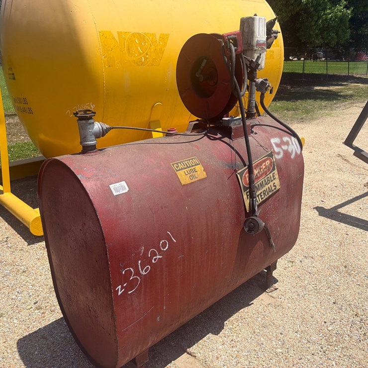 #36201 • 300 GALLON OIL TANK WITH AIR PUMP