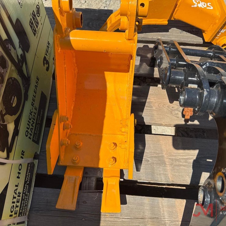 MINI EXCAVATOR 8" TOOTH BUCKET