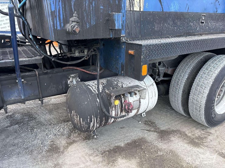 2018-international-durastar-4300-image-22