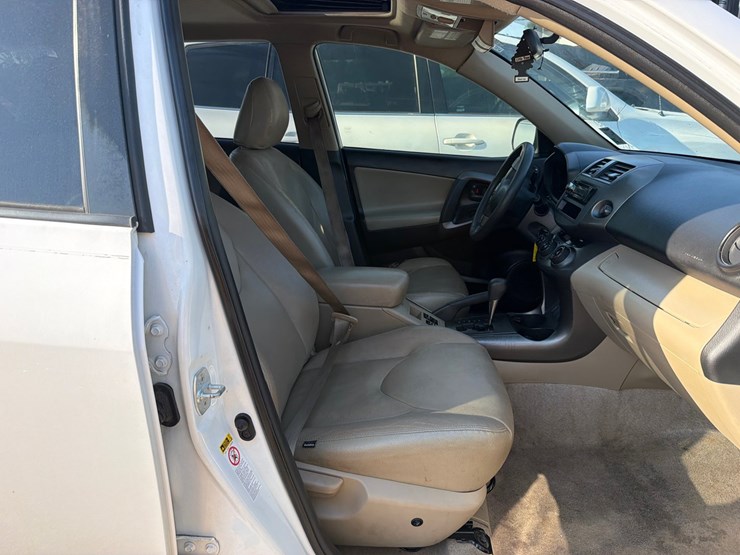 2012-toyota-rav4-image-7