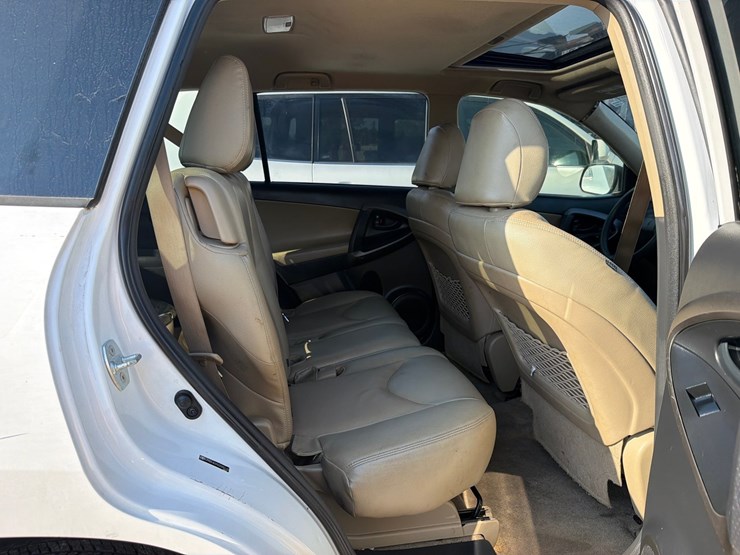 2012-toyota-rav4-image-6