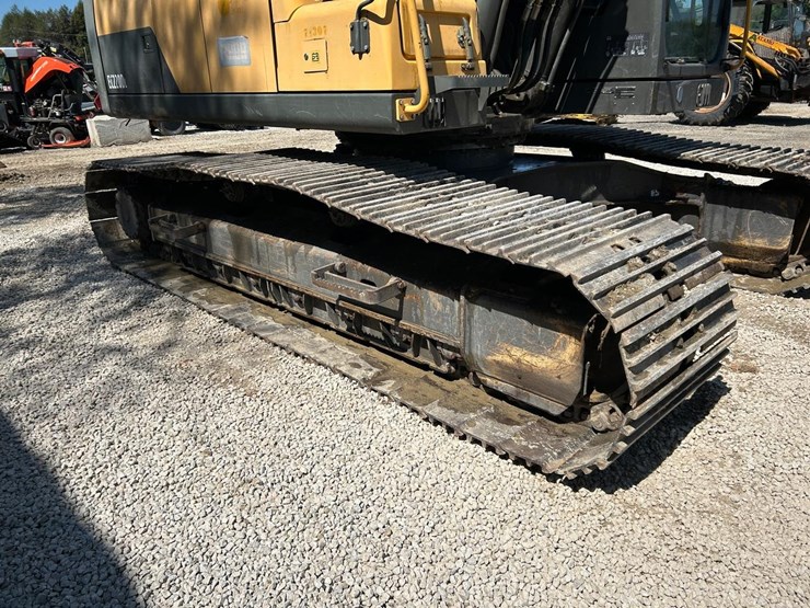 volvo-ec220dlc-excavator-image-9