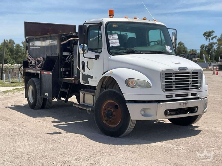 2007-freightliner-m2-106-image-2