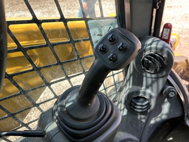 2015-caterpillar-246d-image-47