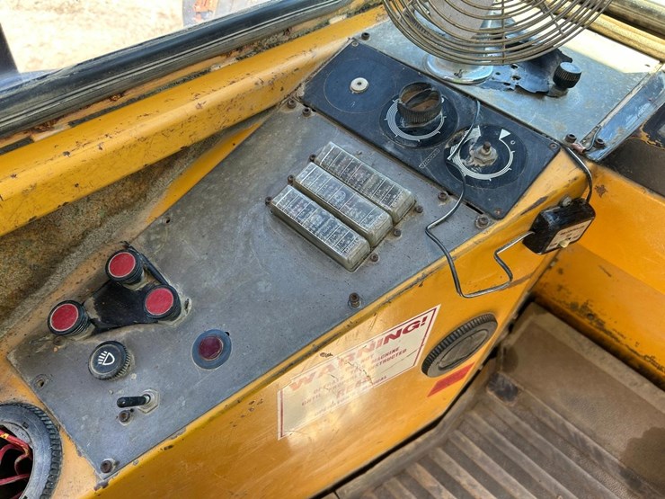 moxy-6225b-rock-truck-image-25