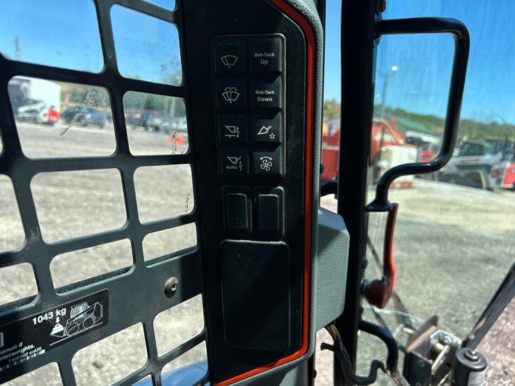 2021-bobcat-t64-image-26