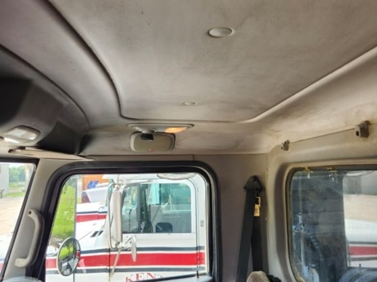 2009-peterbilt-384-image-16