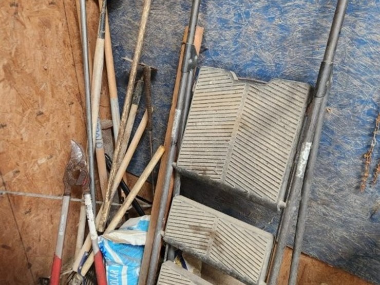 misc.-yard-tools-&-step-ladder-image-1