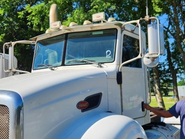 2009-peterbilt-384-image-27