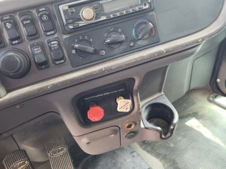 2009-peterbilt-384-image-15