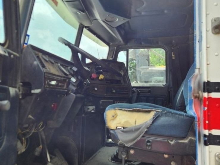 1997-freightliner-conventional-day-cab--model-fld-120---249,740-miles-image-8