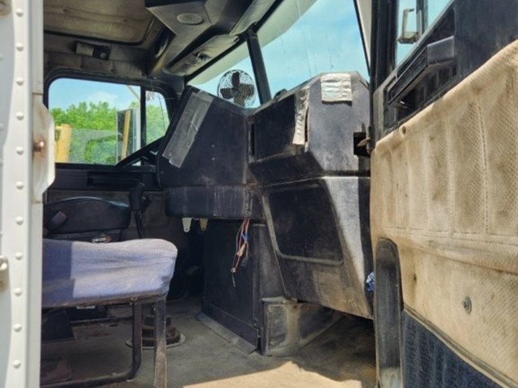 1995-freightliner-conventional-sleeper-cab--model-fld-120--287,028-miles-image-22