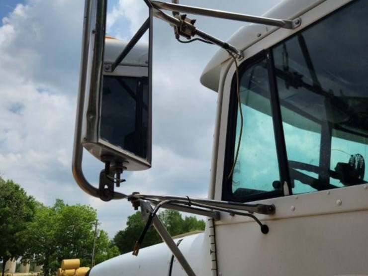 1995-freightliner-conventional-sleeper-cab--model-fld-120--287,028-miles-image-32