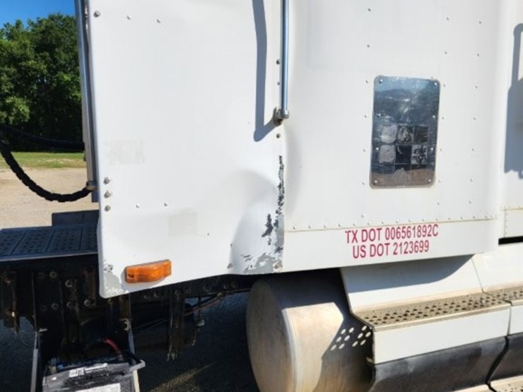 1995-freightliner-conventional-sleeper-cab--model-fld-120--287,028-miles-image-25