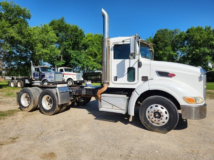 2009-peterbilt-384-image-1