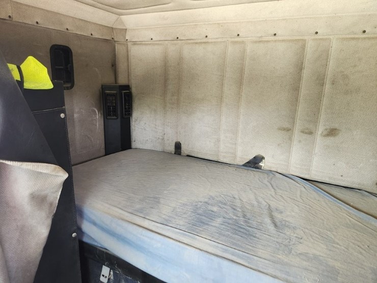 1995-freightliner-conventional-sleeper-cab--model-fld-120--287,028-miles-image-16