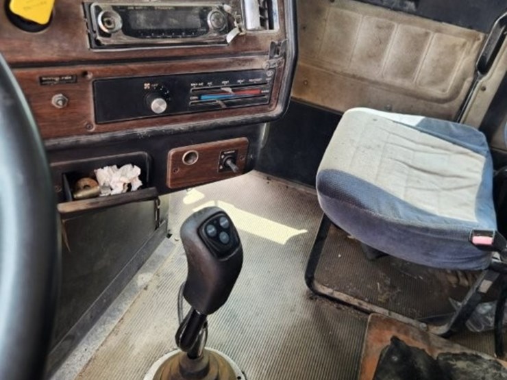1995-freightliner-conventional-sleeper-cab--model-fld-120--287,028-miles-image-13