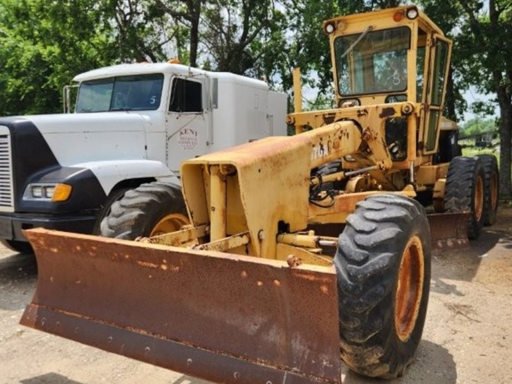 1979-deere-570a-image-24