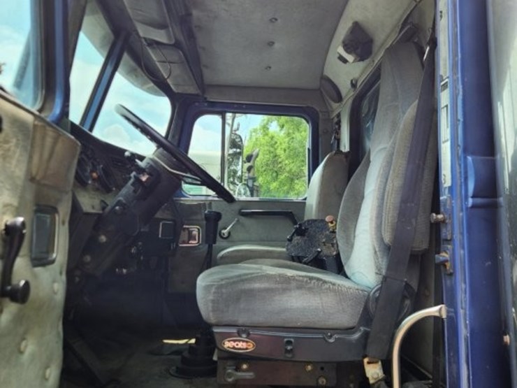 1999-western-star-conventional-day-cab--winch-bed-w/-braden-40,000-lbs.-winch---592,402-miles-image-9