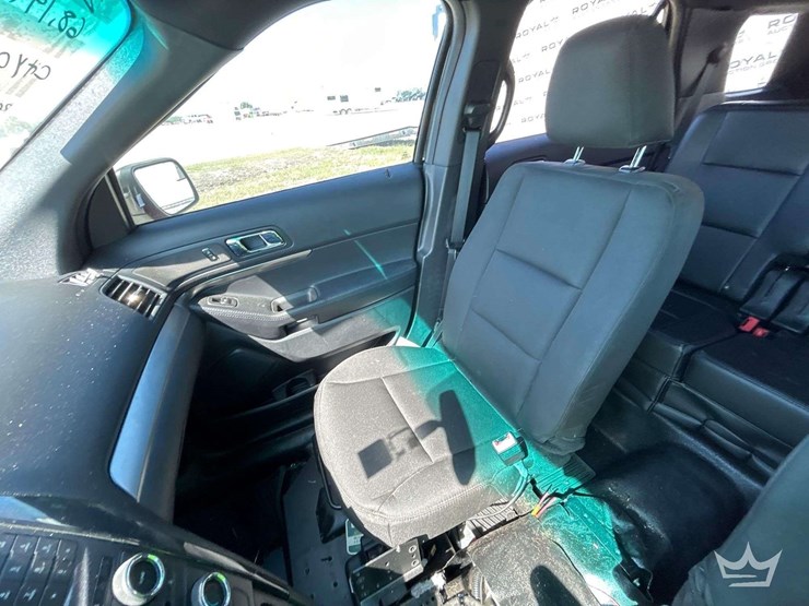 2016-ford-explorer-image-18