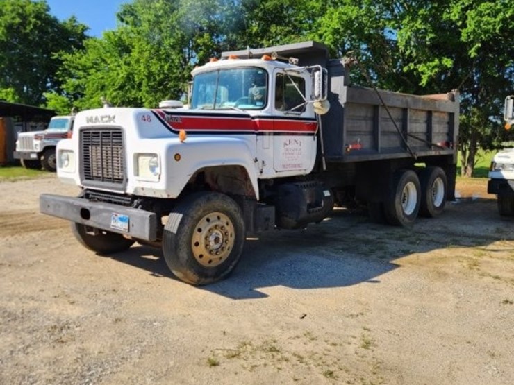1982-mack-dump-truck-w/-16'-dump-bed-model-r738s--147,375-miles-image-5