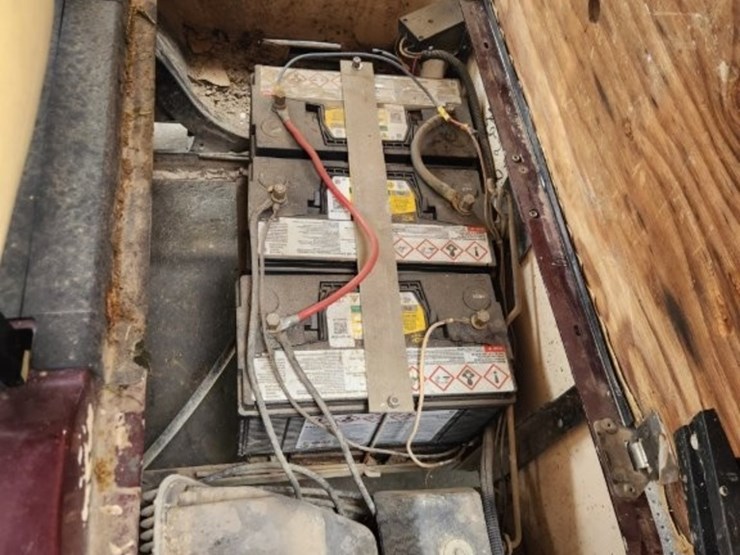 e-z-go-electric-golf-cart-–-includes-2-chargers-image-7