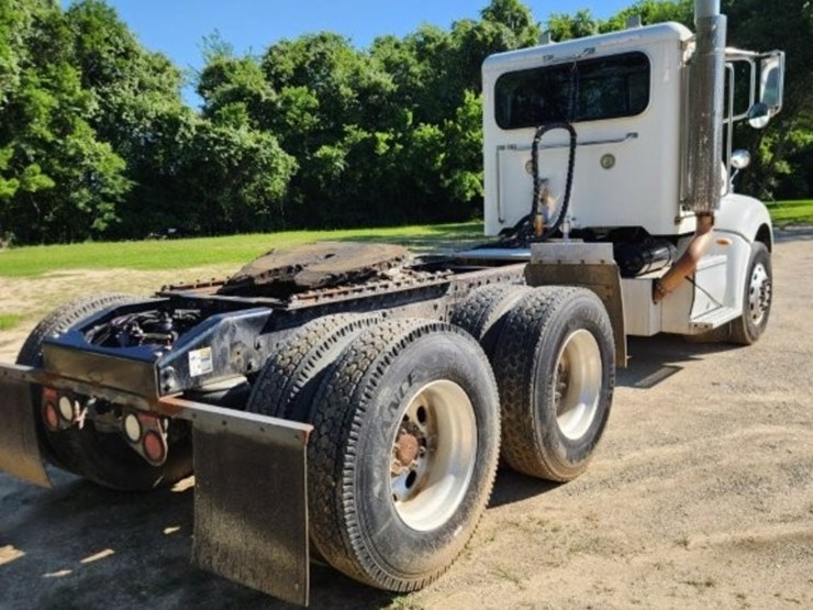 2009-peterbilt-384-image-29